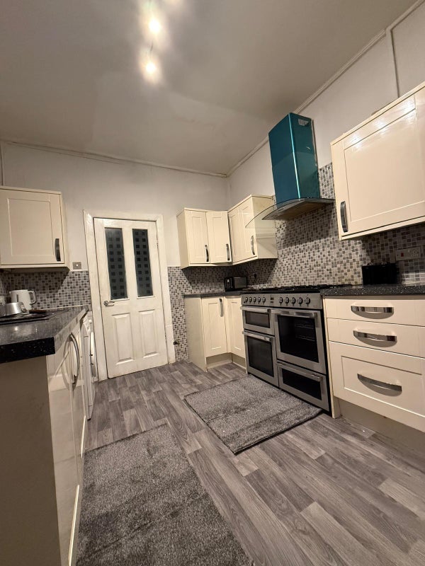 Room Woodfield Road in Manchester