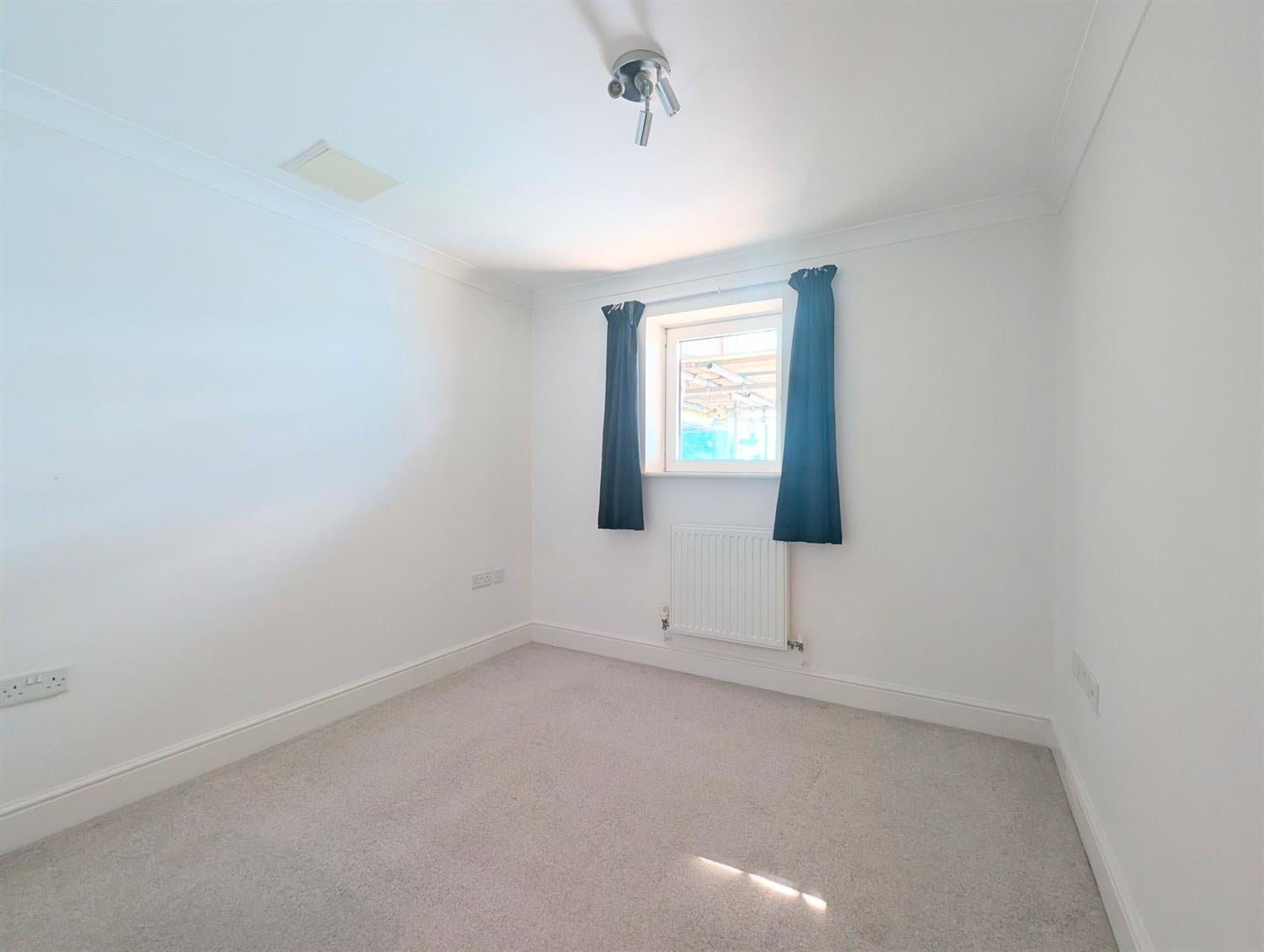 Flat King's Gate in Horsham
