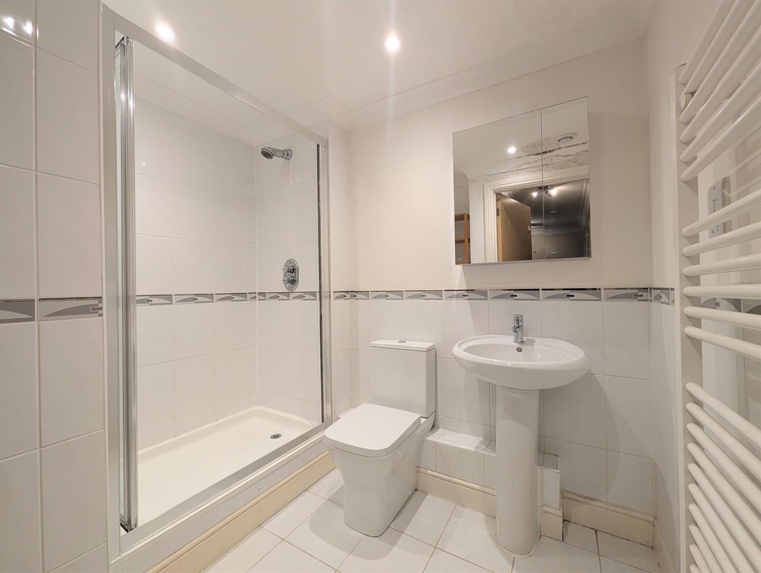 Flat King's Gate in Horsham