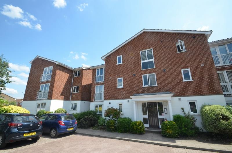 Flat Aylsham Drive in Greater London