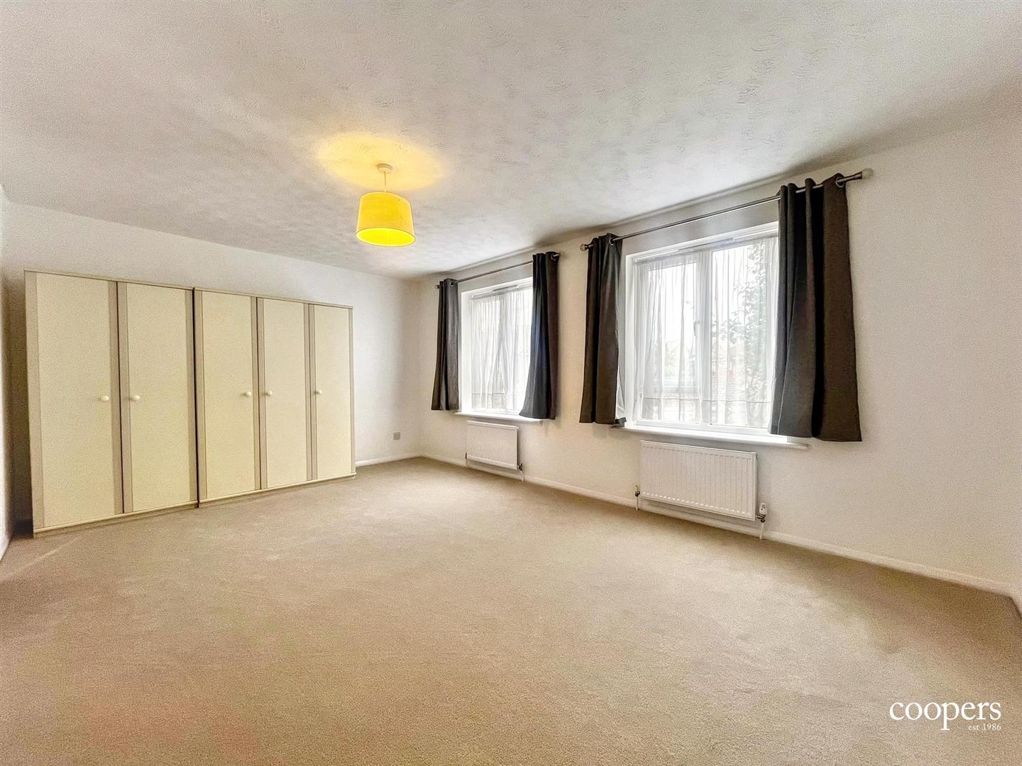 Flat Aylsham Drive in Greater London
