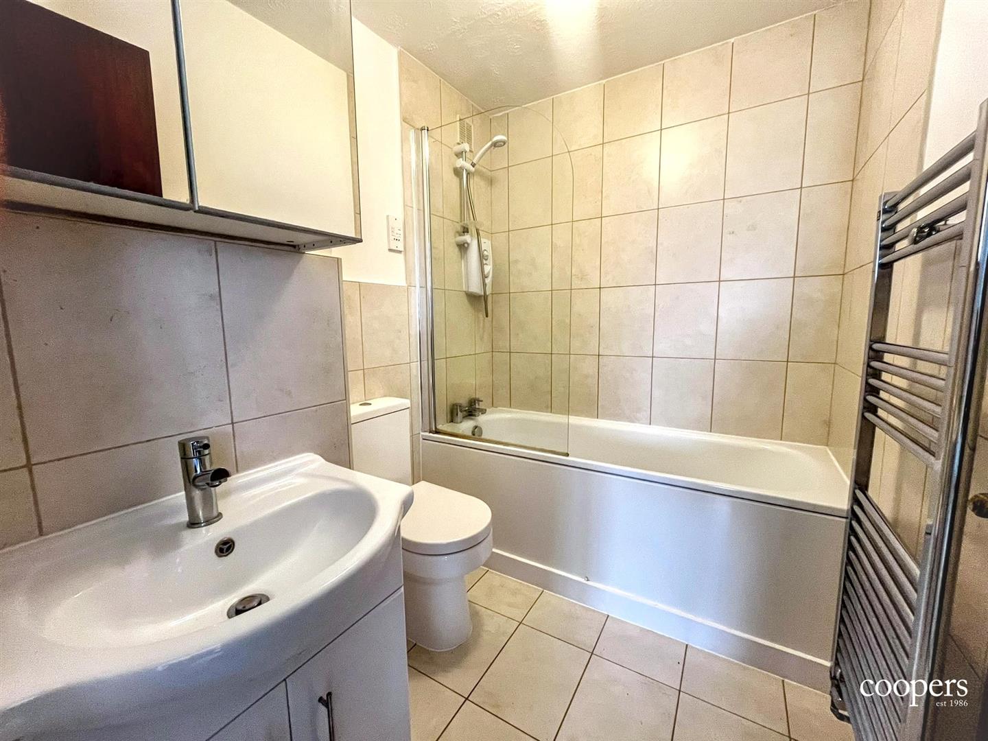 Flat Aylsham Drive in Greater London