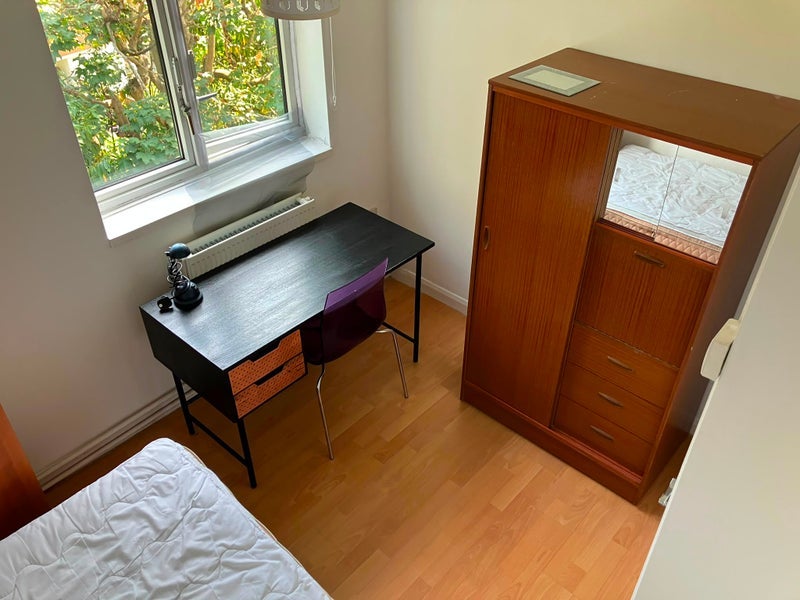 Room Windlesham Grove in Greater London