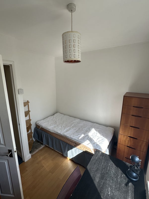Room Windlesham Grove in Greater London