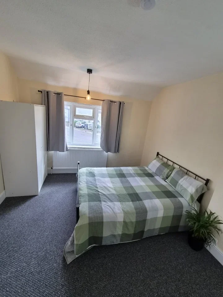 Room Springfield Park Avenue in Chelmsford