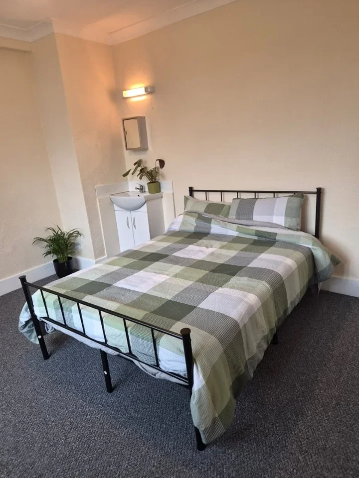 Room Springfield Park Avenue in Chelmsford