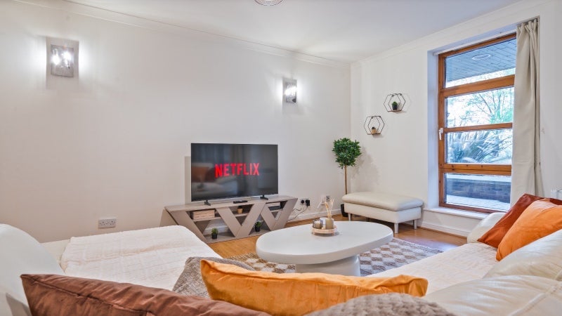 Flat Meridian Place in Greater London