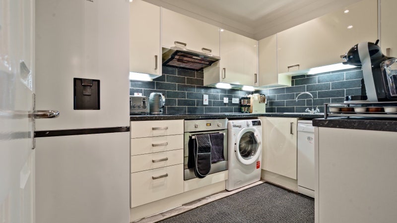 Flat Meridian Place in Greater London