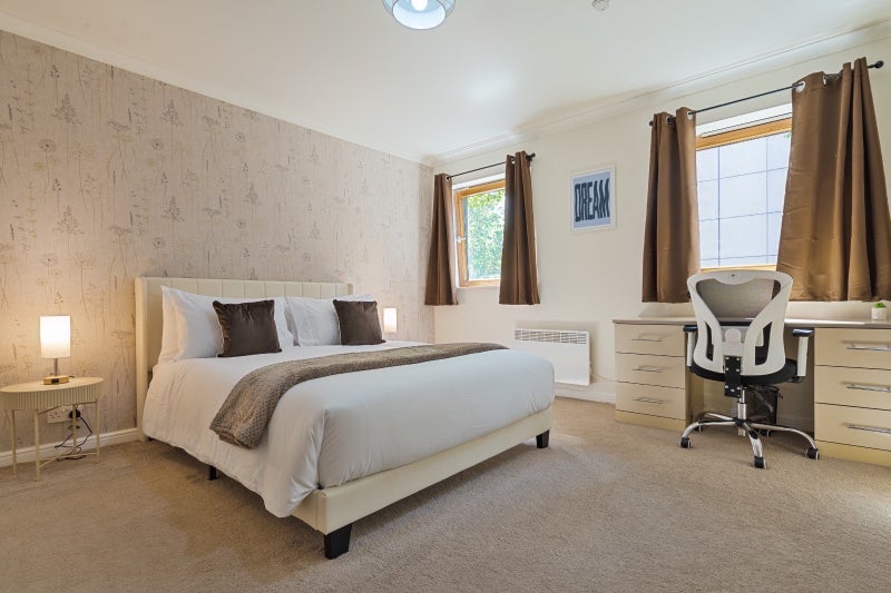 Flat Meridian Place in Greater London