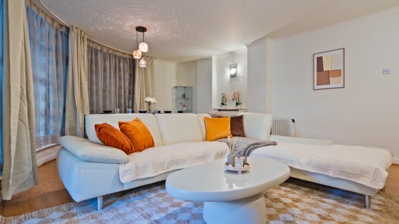 Flat Meridian Place in Greater London