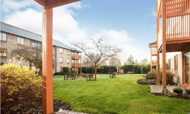 Flat Brooklands Court in Cambridge