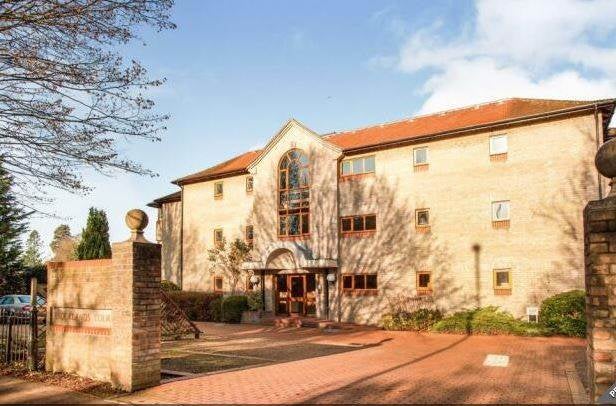 Flat Brooklands Court in Cambridge