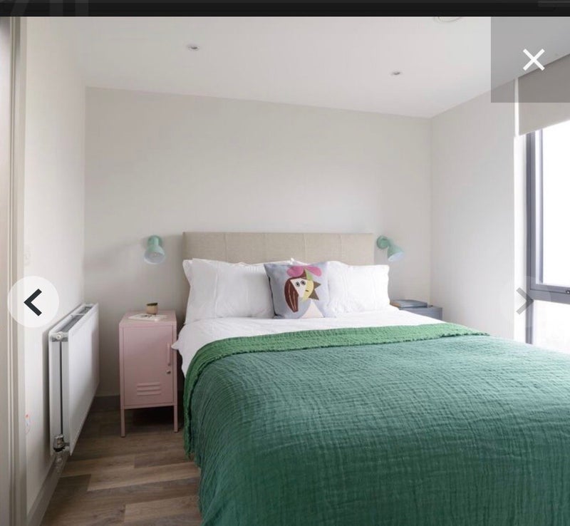 Room Dingwall Road in Greater London