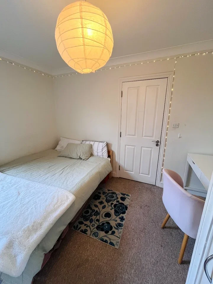 Room Deacon Road in Greater London