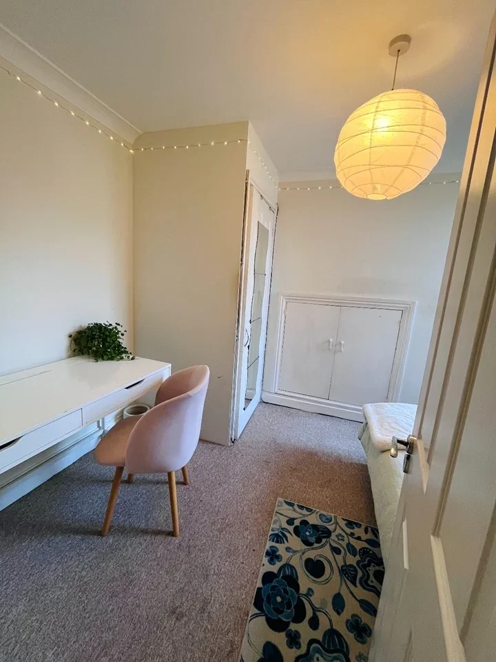 Room Deacon Road in Greater London