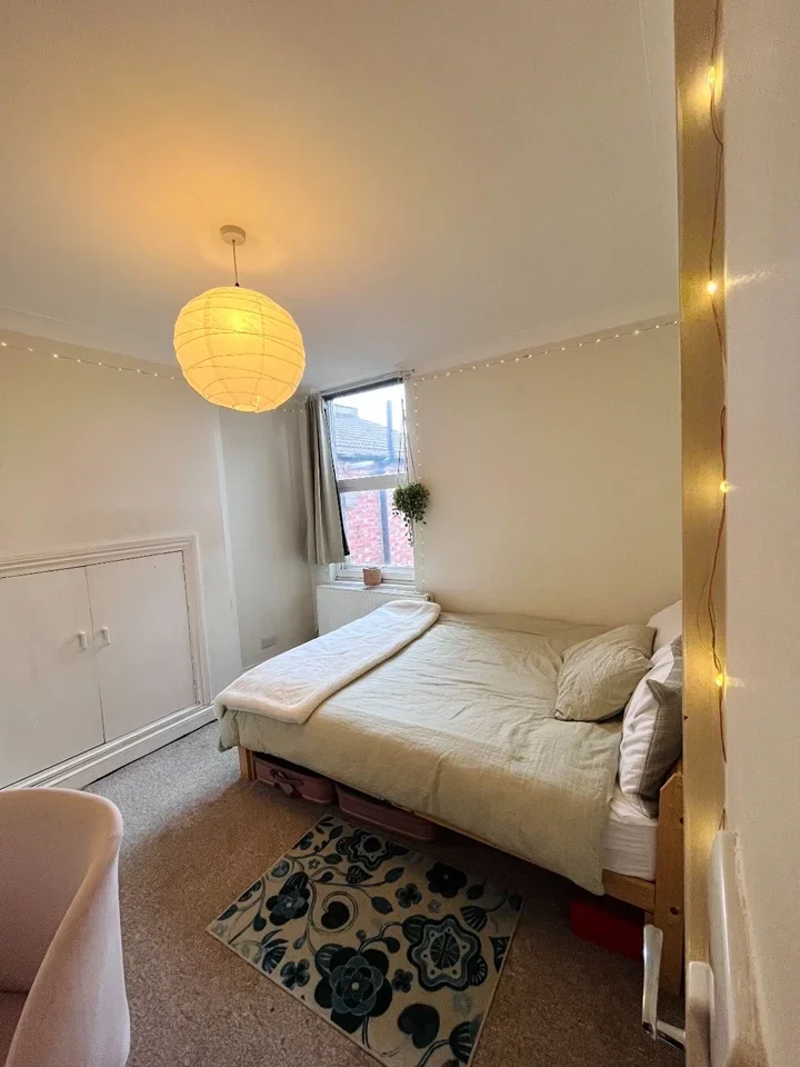 Room Deacon Road in Greater London