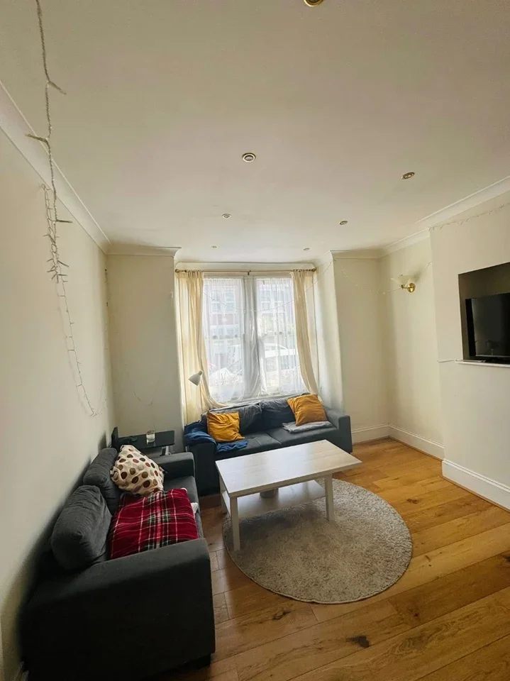 Room Deacon Road in Greater London