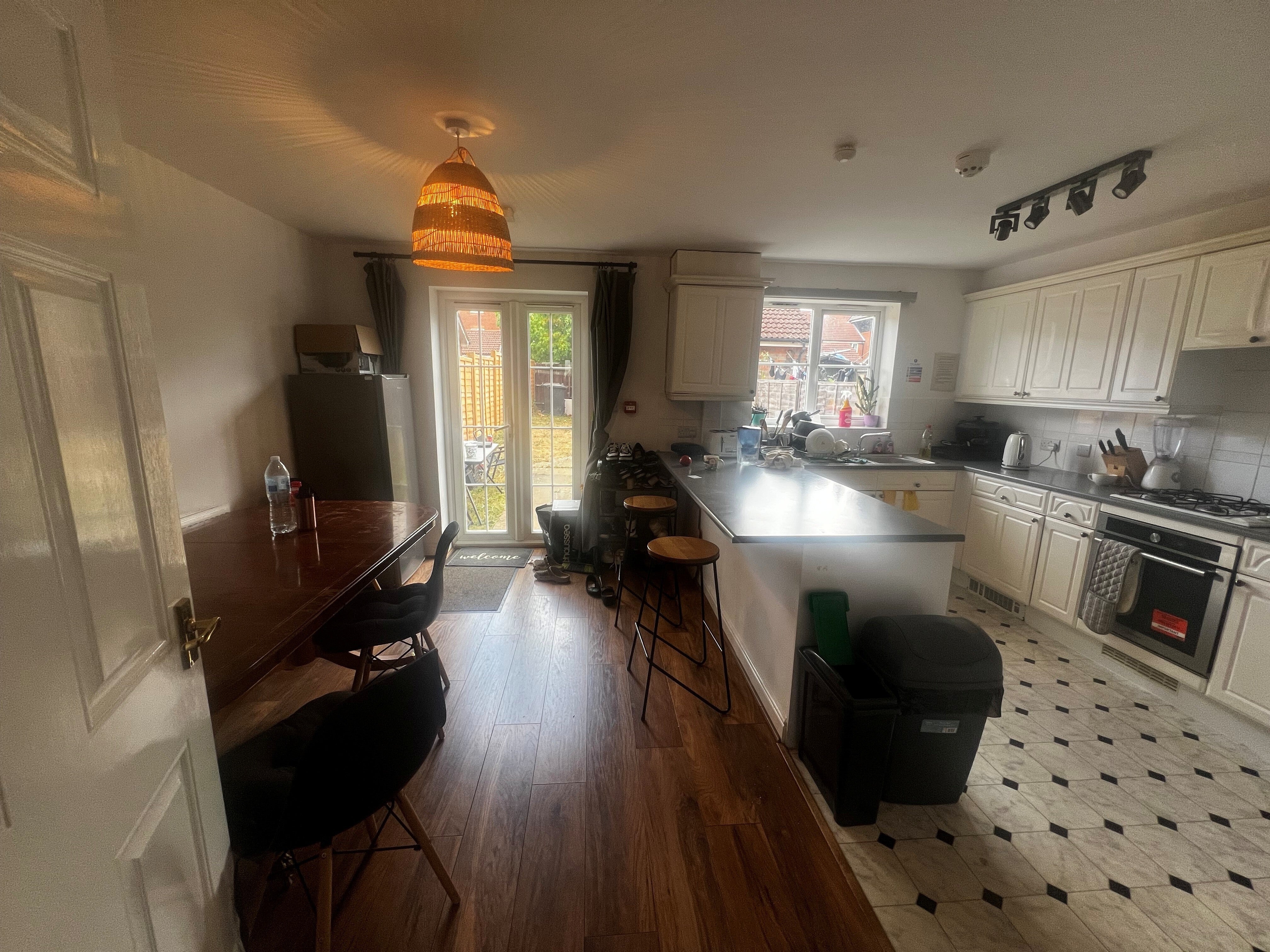 Room East Stour Way in Ashford