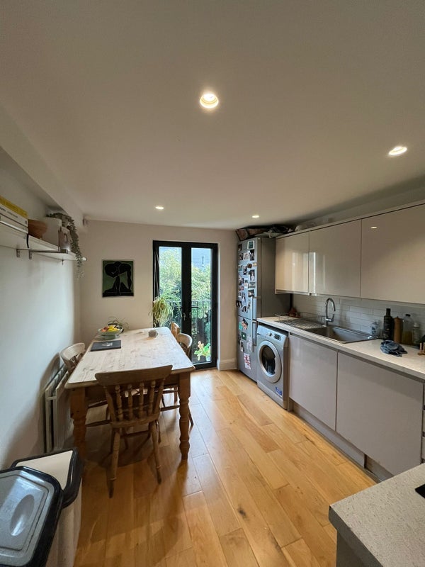 Room Hatchard Road in Greater London