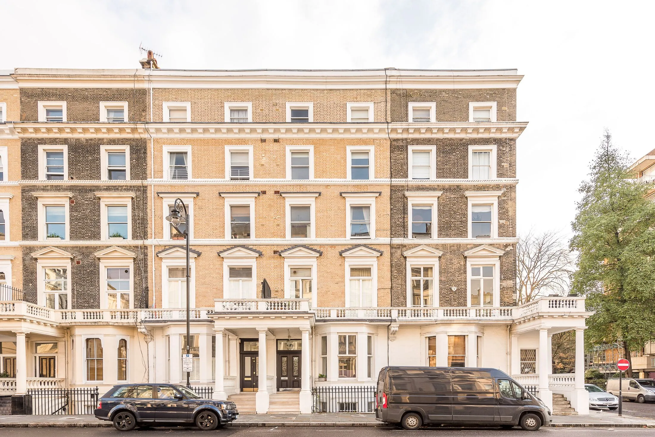 Flat Queen's Gate Gardens in Greater London