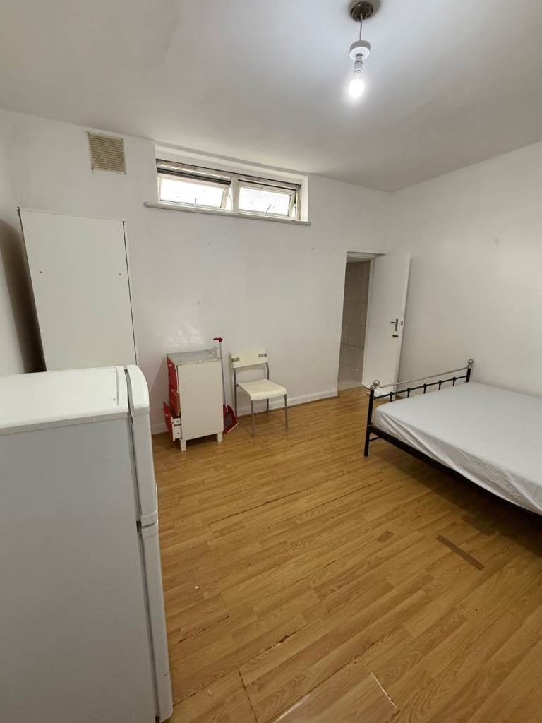 Room Fairfields Road in Greater London