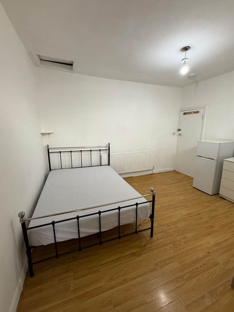 Room Fairfields Road in Greater London