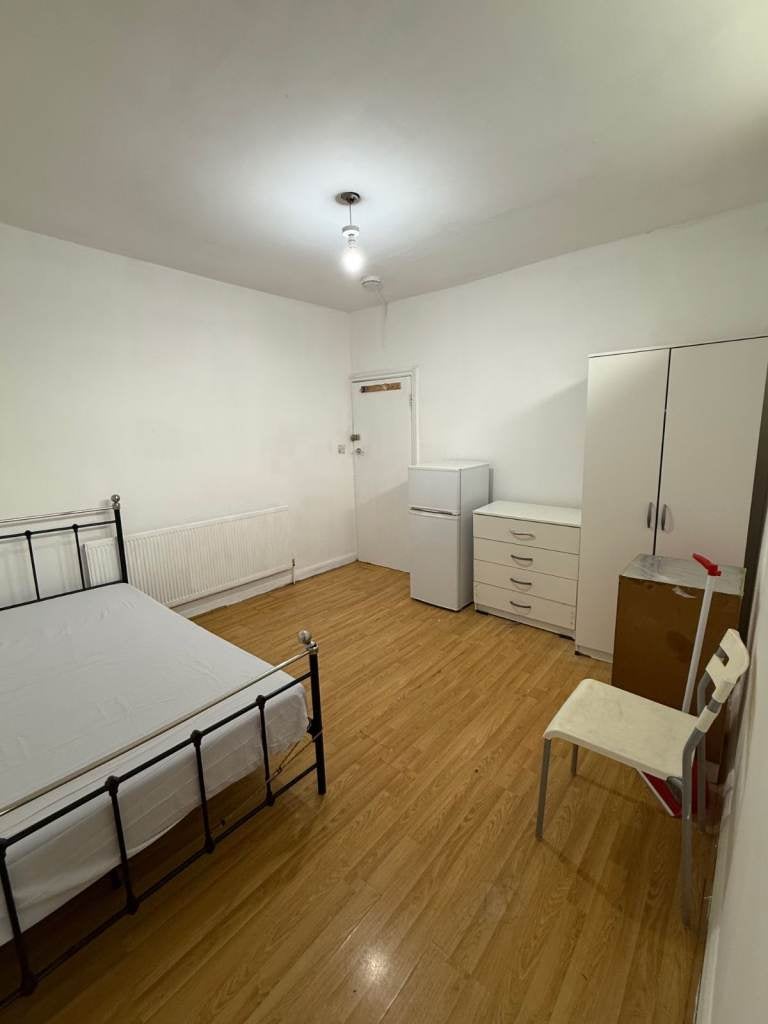 Room Fairfields Road in Greater London