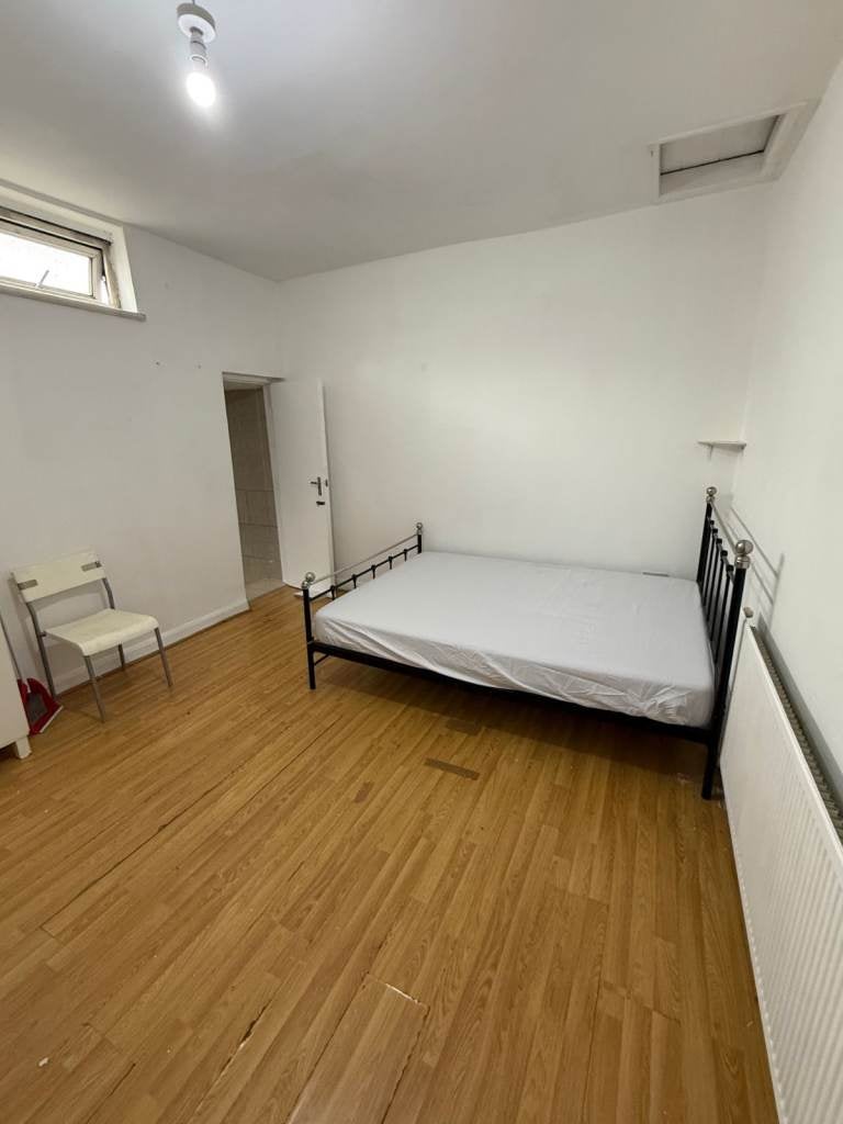 Room Fairfields Road in Greater London