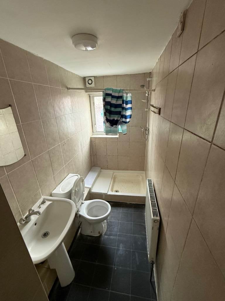 Room Fairfields Road in Greater London