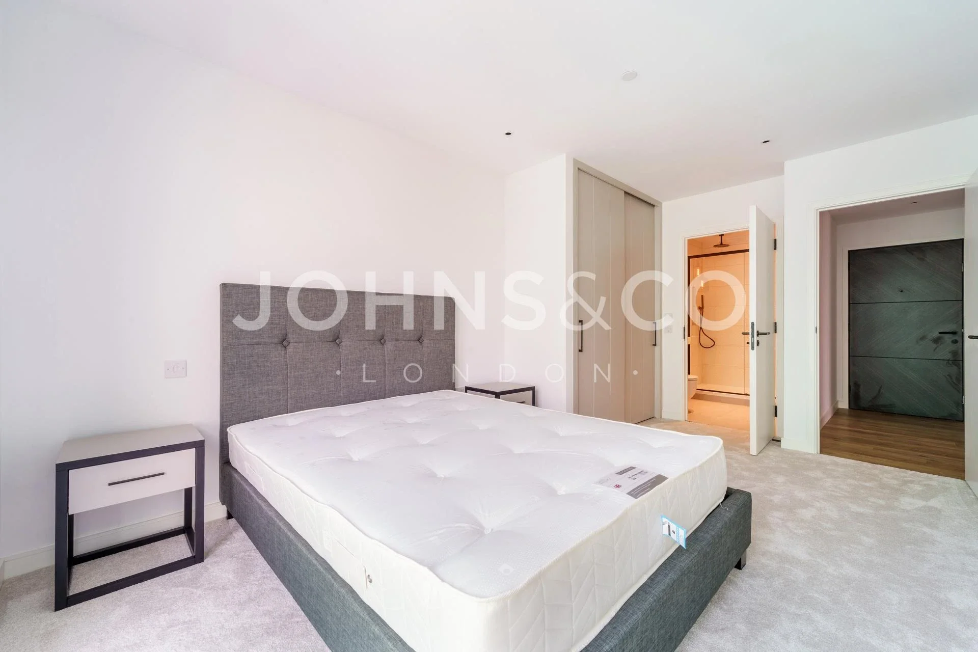 Flat Greenleaf Walk in Greater London