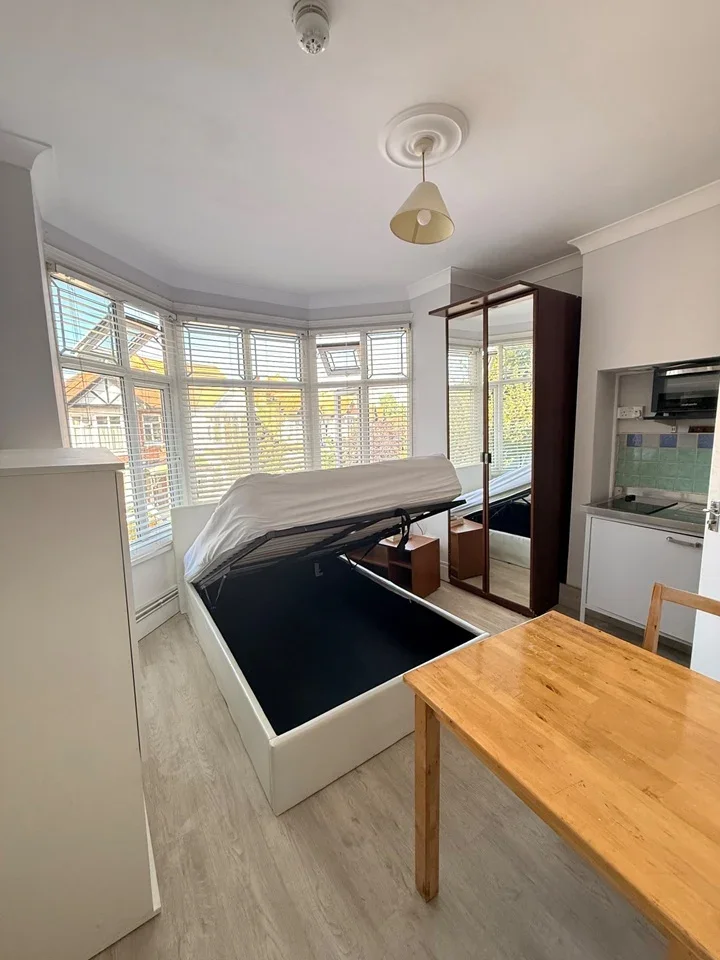 Room Woodlands Road in Greater London