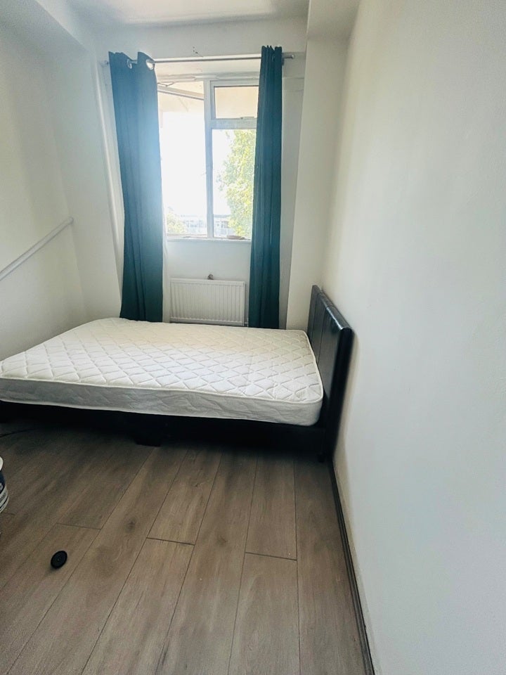 Flat Rochester Square in Greater London