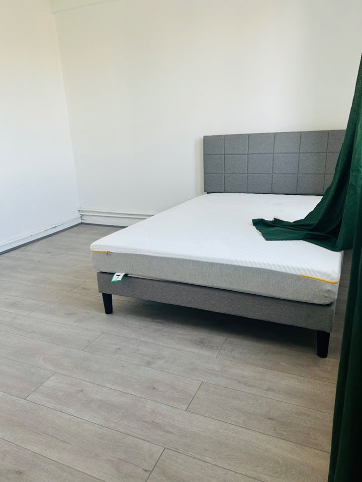 Flat Rochester Square in Greater London