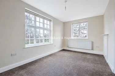 Flat Meadway in Greater London