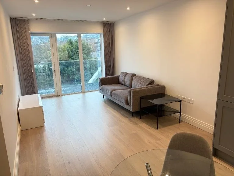 Flat Mattock Lane in Greater London