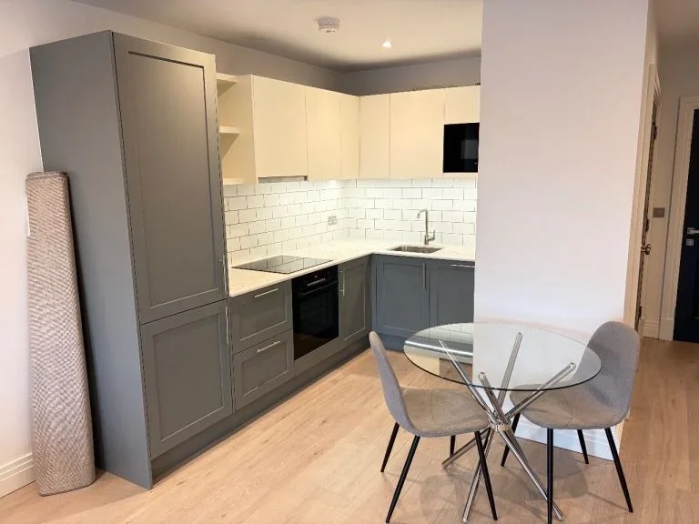 Flat Mattock Lane in Greater London