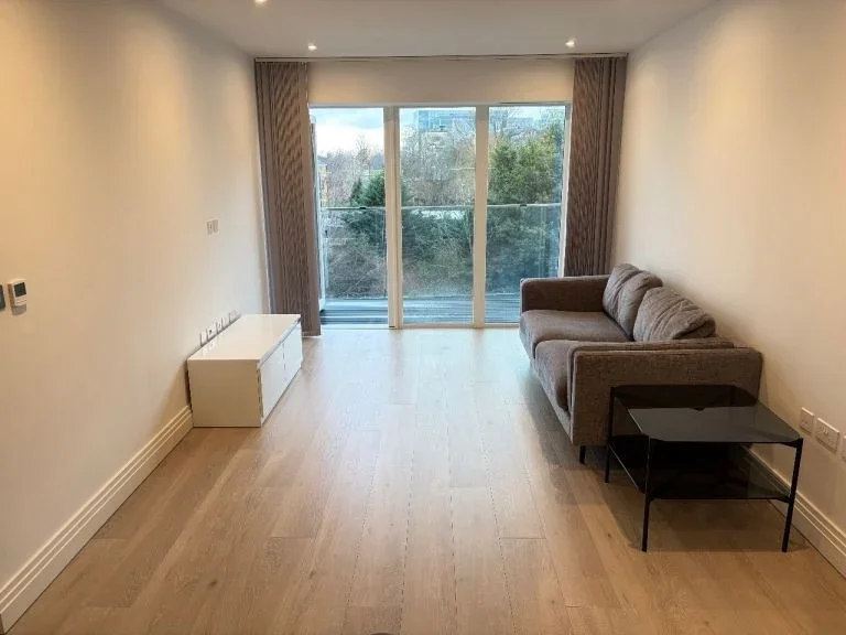 Flat Mattock Lane in Greater London