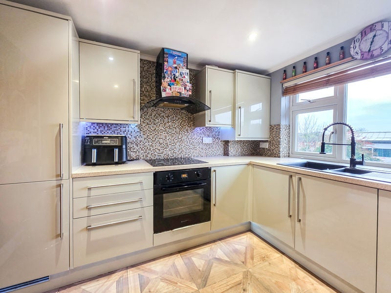 Flat Queensmead Road in Chepping Wycombe