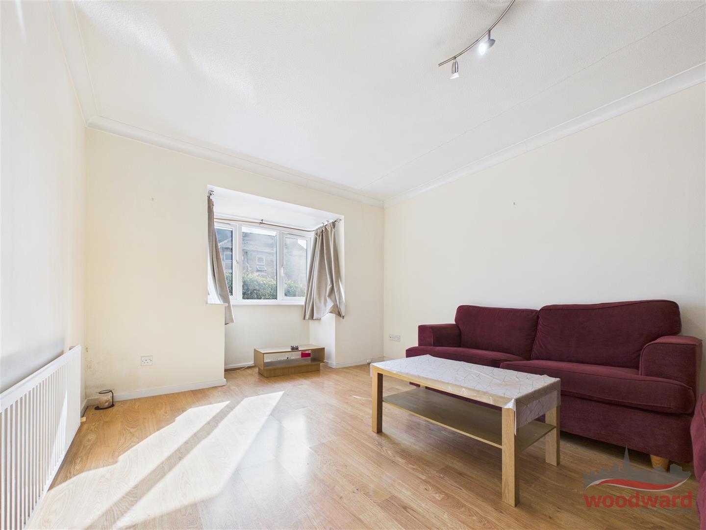 Flat Buckingham Road in Greater London