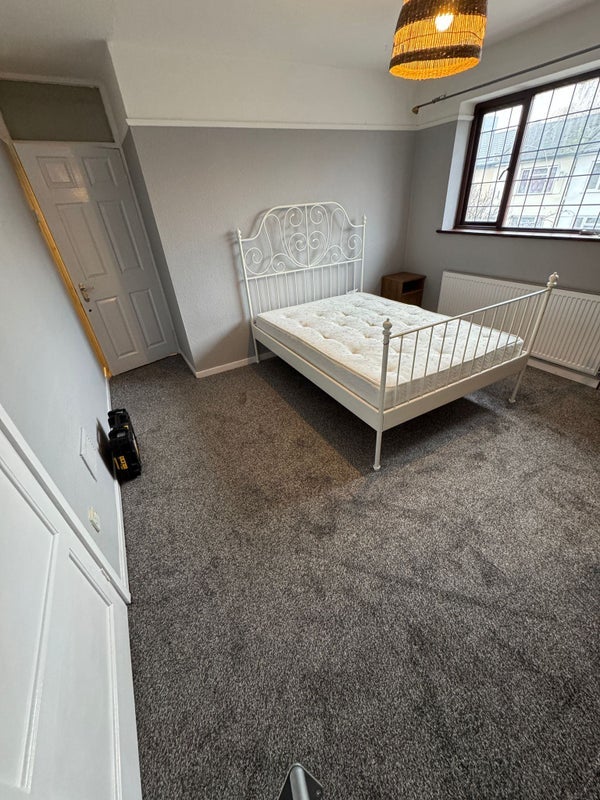 Room Burgess Road in Greater London