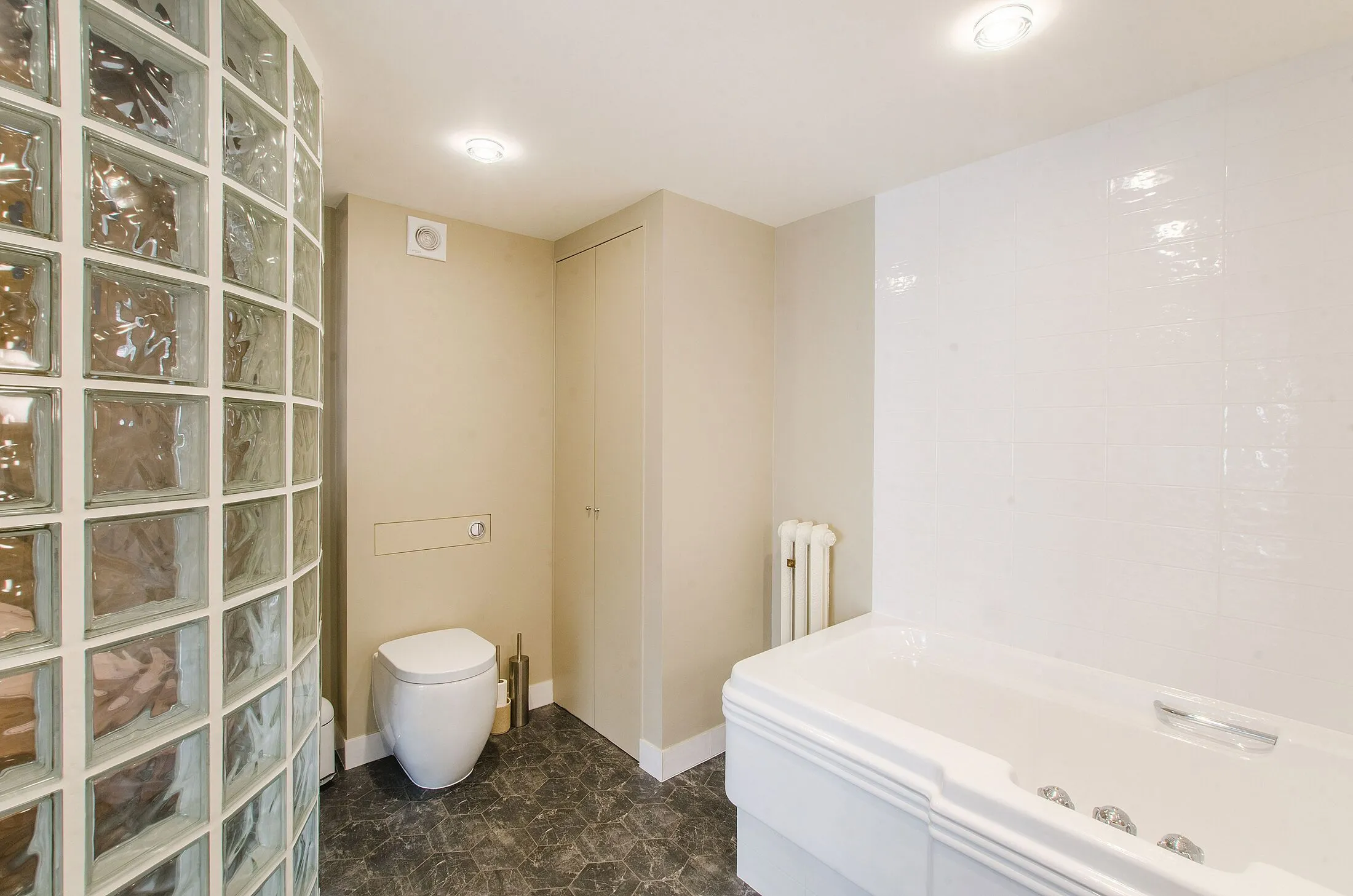 Flat Lamb Walk in Greater London