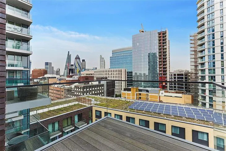 Flat Piazza Walk in Greater London