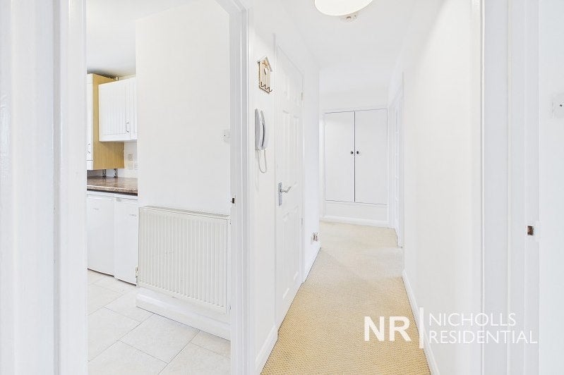 Flat Hemingford Road in Greater London