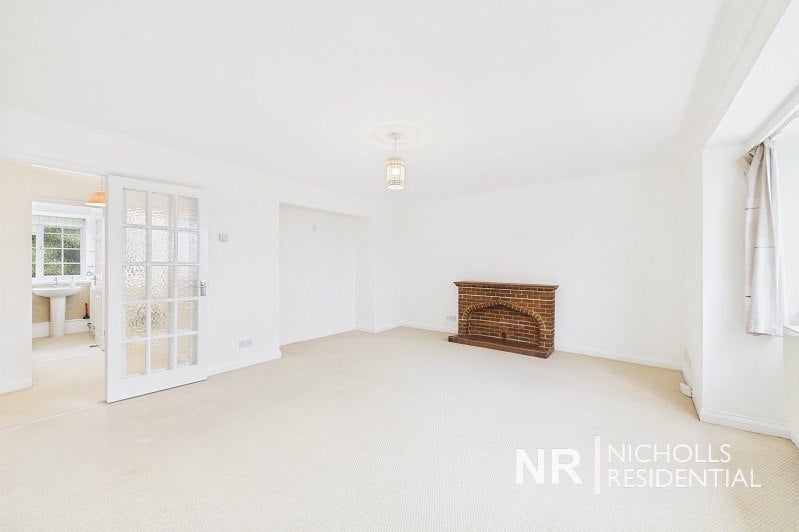 Flat Hemingford Road in Greater London