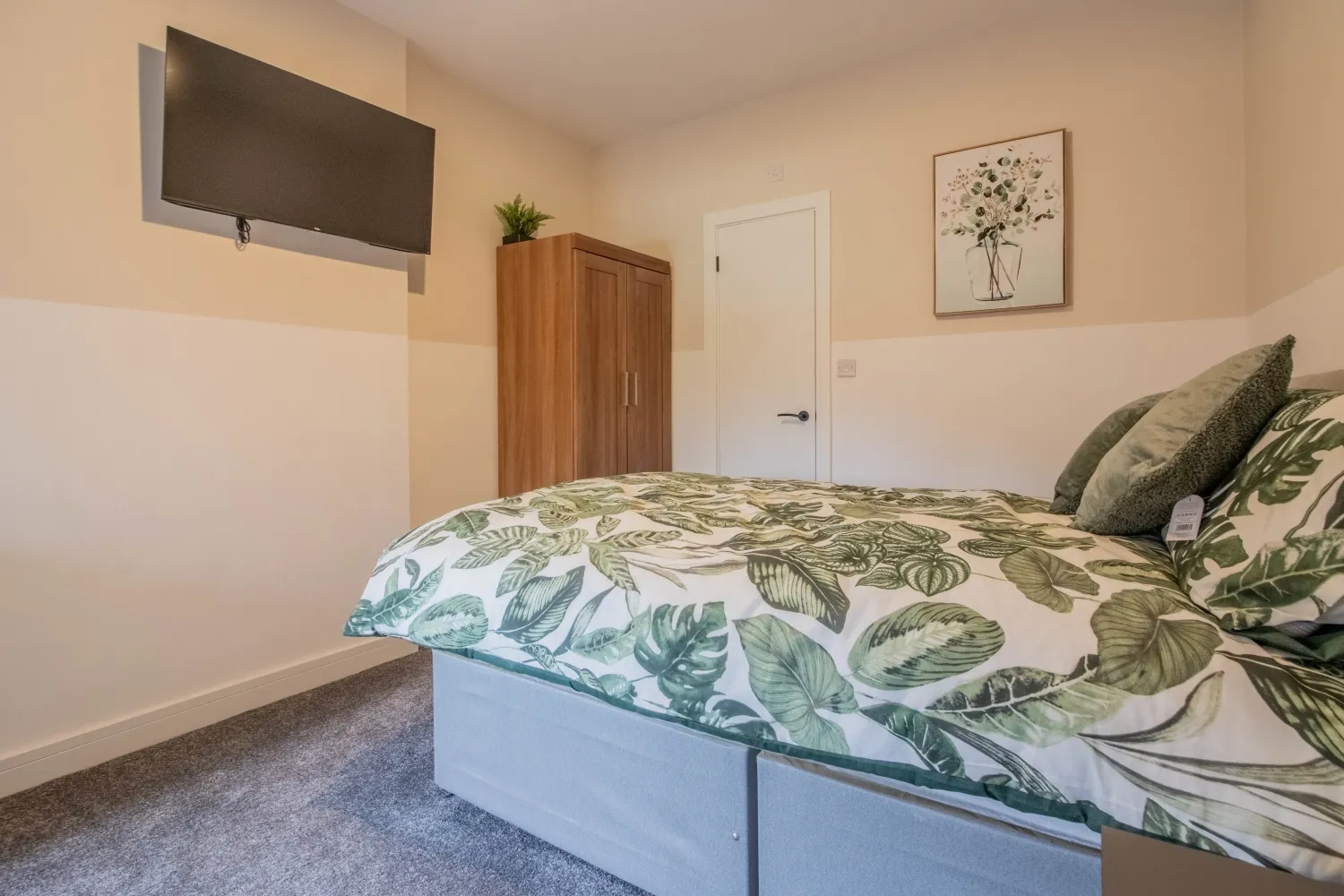 Room Queens Road in Nottingham