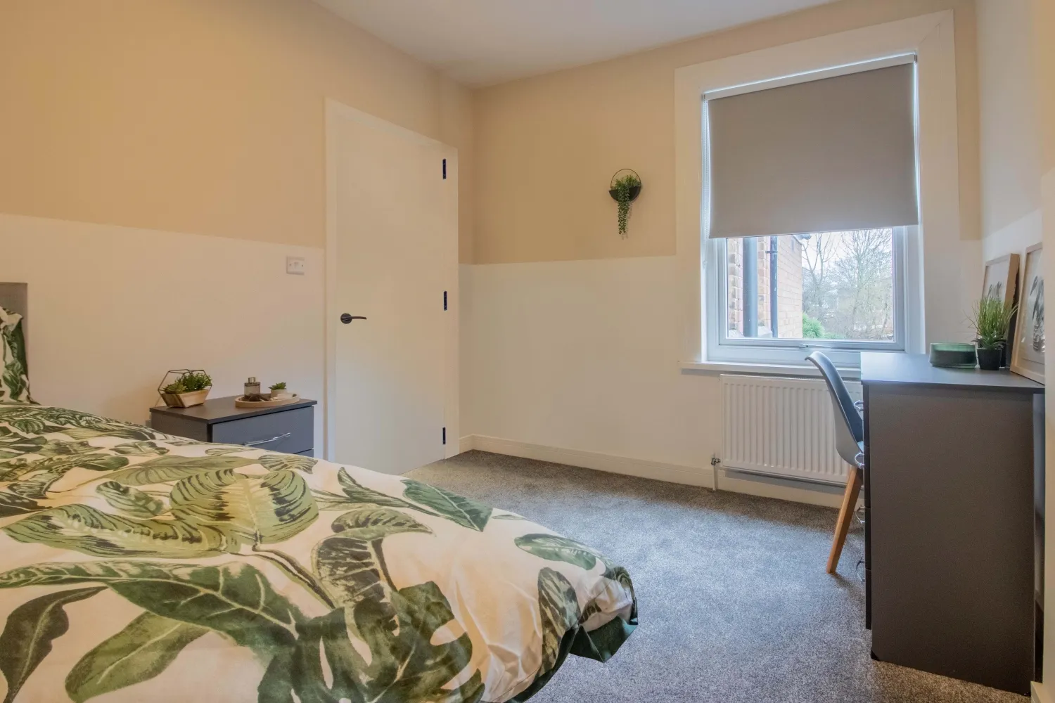 Room Queens Road in Nottingham
