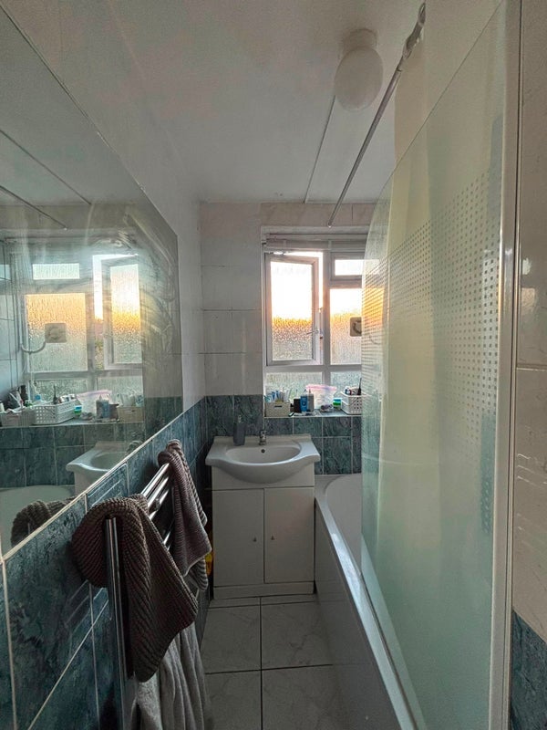 Room Esher Gardens in Greater London