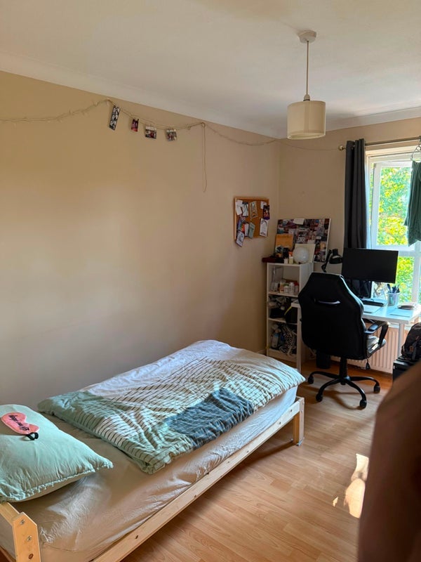 Room Esher Gardens in Greater London