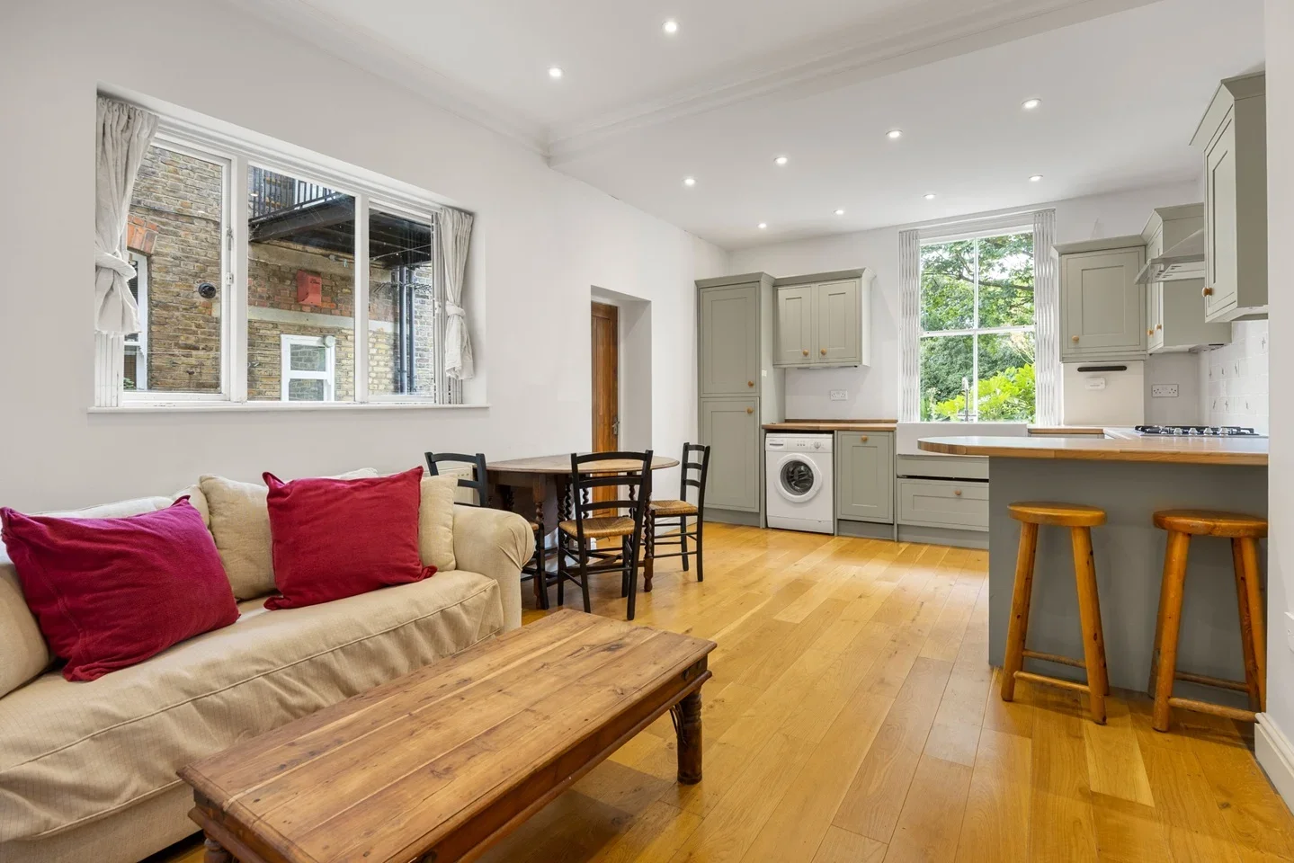 Flat Cranworth Gardens in Greater London