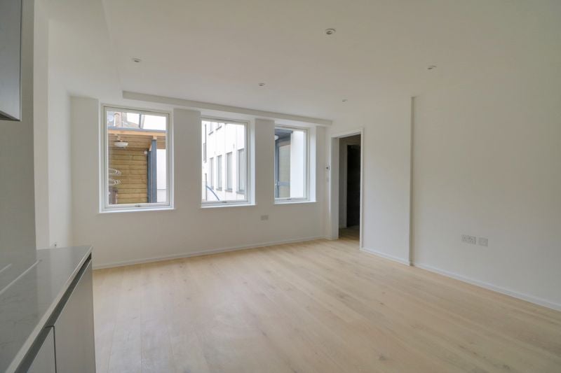 Flat Whytecliffe Road South in Greater London
